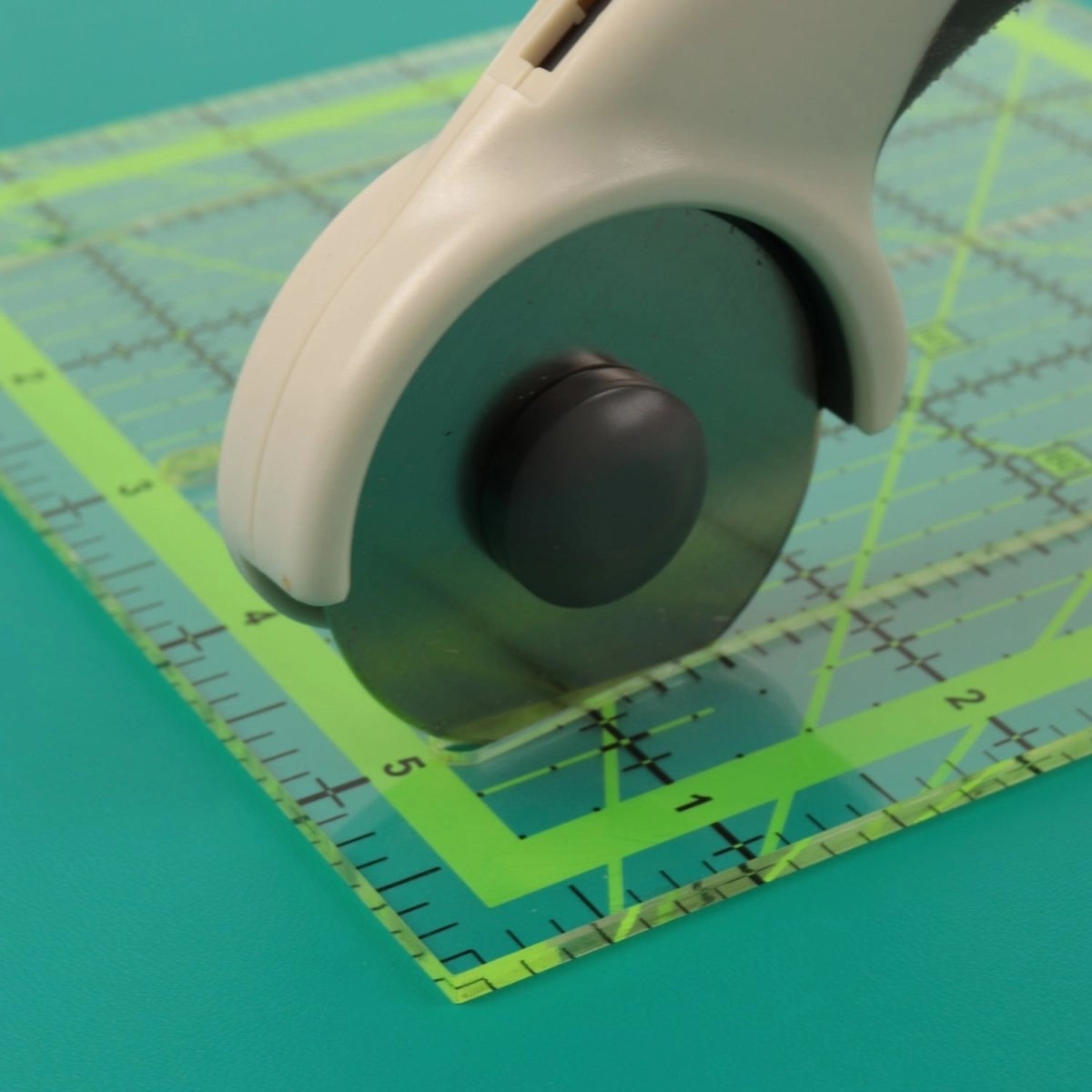 Patchworklineal mit Schlitz 6" x 6" Patchworklineal mit Schlitz 6" x 6"