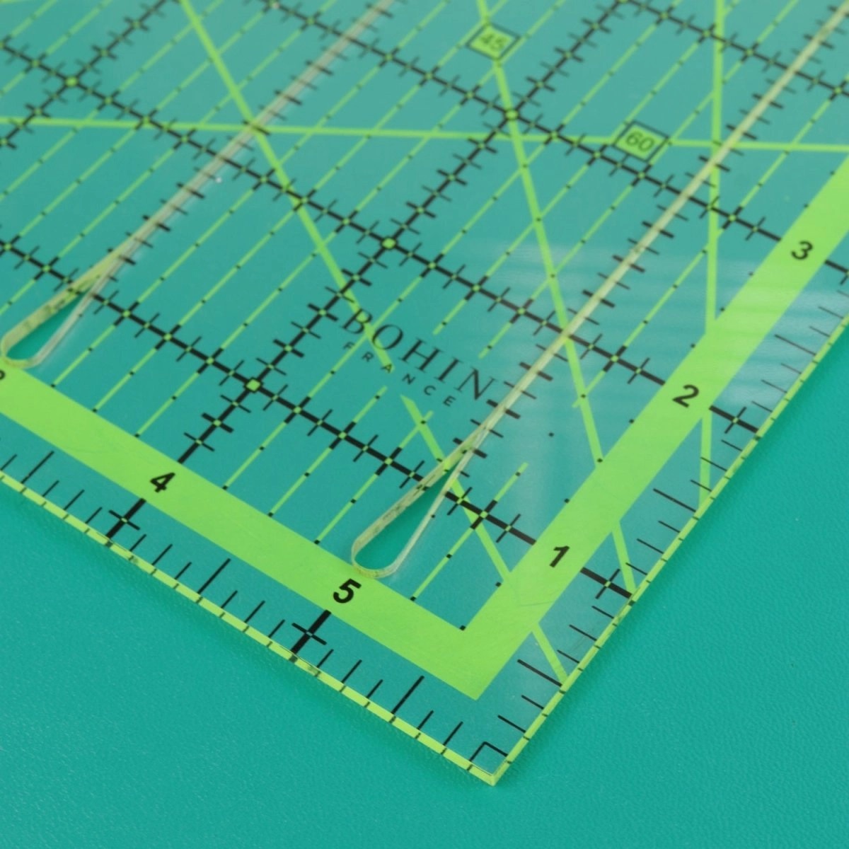 Patchworklineal mit Schlitz 6" x 6" Patchworklineal mit Schlitz 6" x 6"